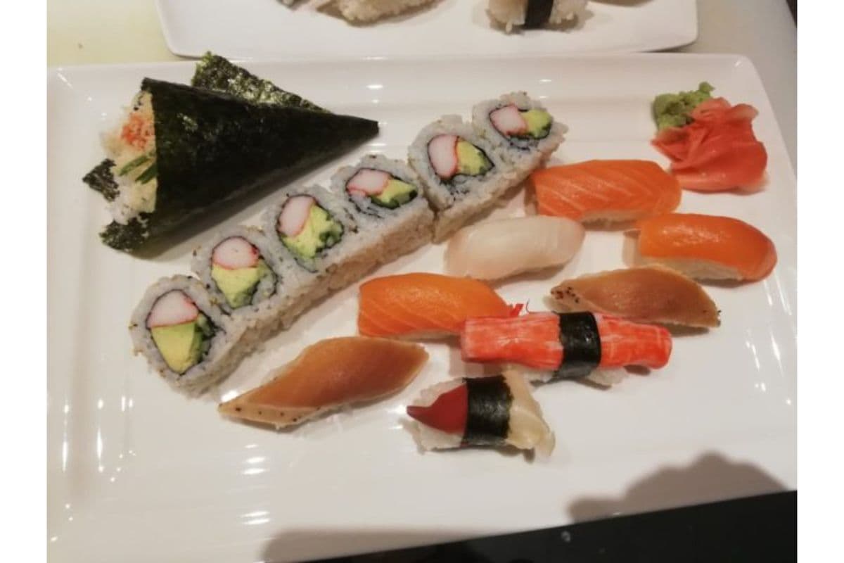 Deluxe Sushi (14 pcs with Hand Roll)