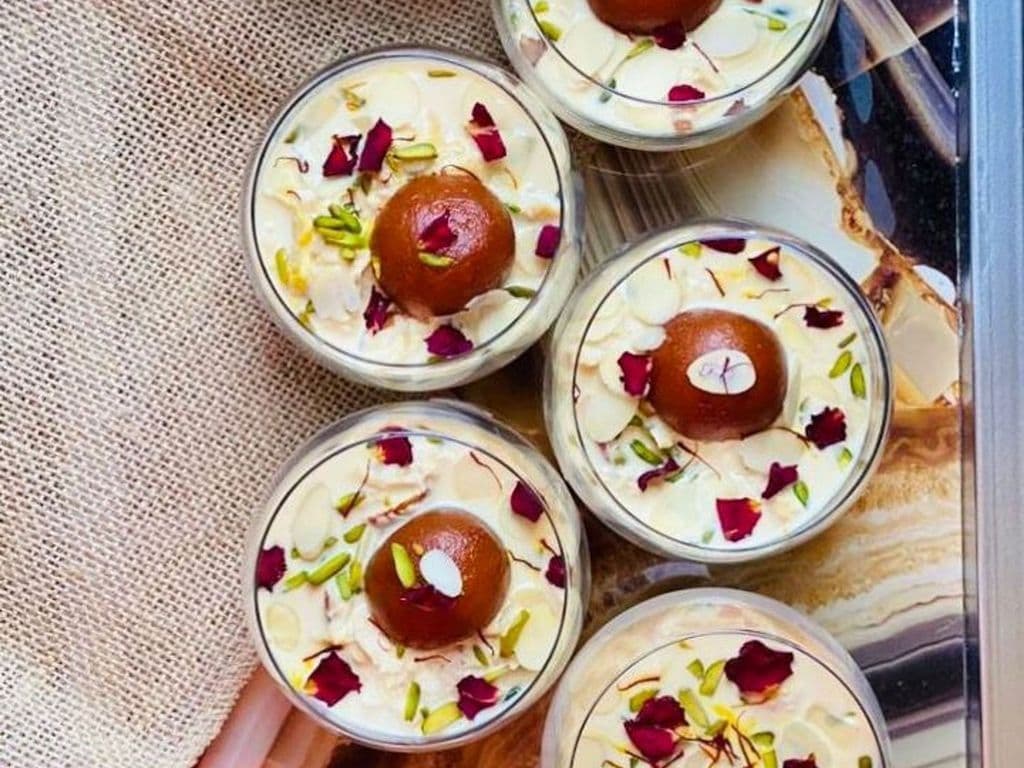 Gulab Jamun With Laccha Rabdi