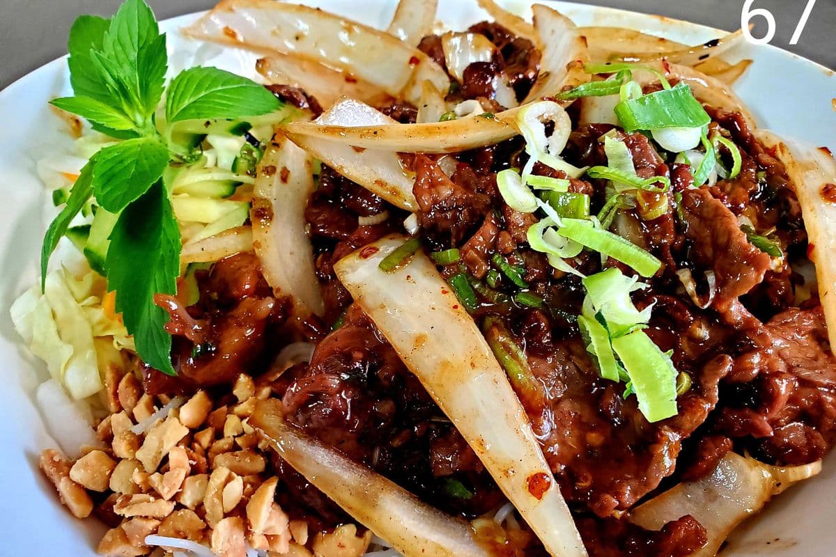 67. Stir- Fried Tenderloin Beef and Satay with Vermicelli (Spicy)