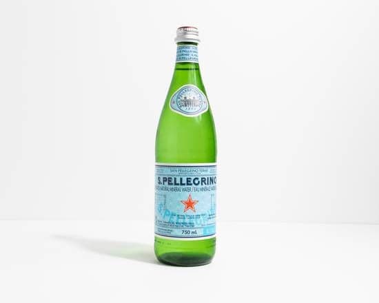 Bouteille d'eau gazéifiée San Pellegrino (750 ml) / San Pellegrino Carbonated Water Bottle (750 ml)