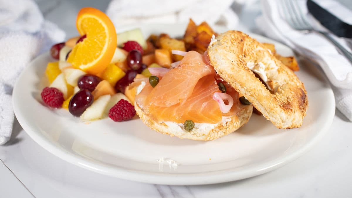 Bagel au saumon fumé maison / Bagel with House Smoked Salmon