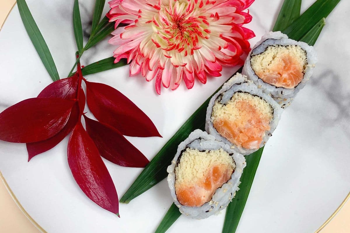 D02. Spicy Salmon Roll