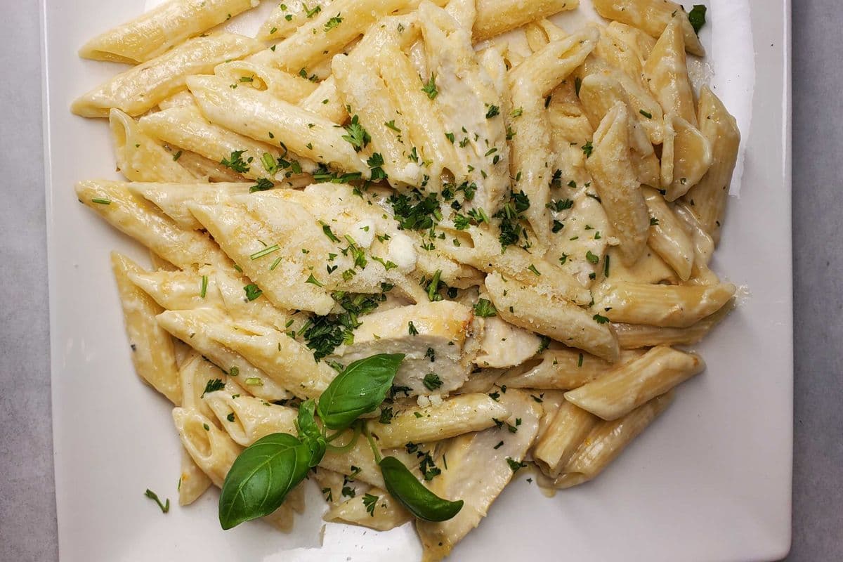 Penne alfredo au poulet rôti / Penne Aldredo with roasted chicken
