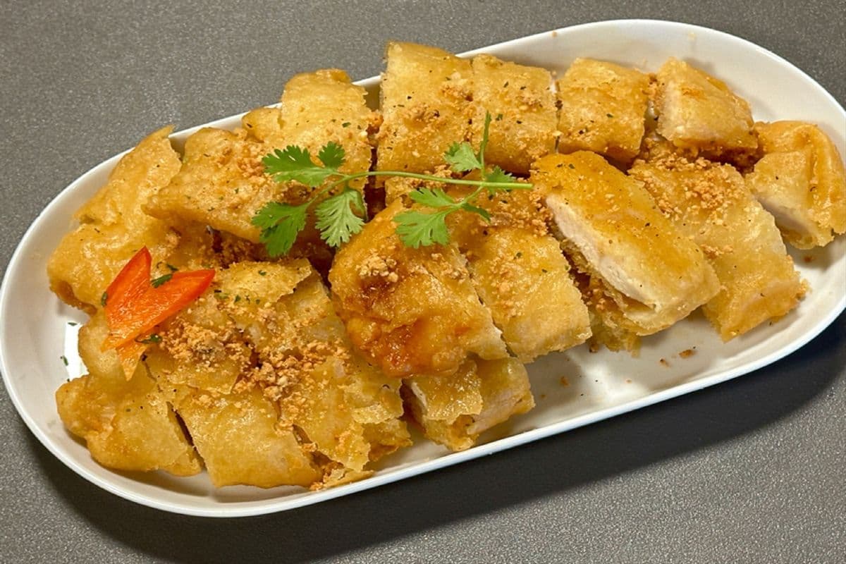 21. Breaded Almond Chicken 杏仁酥鸡