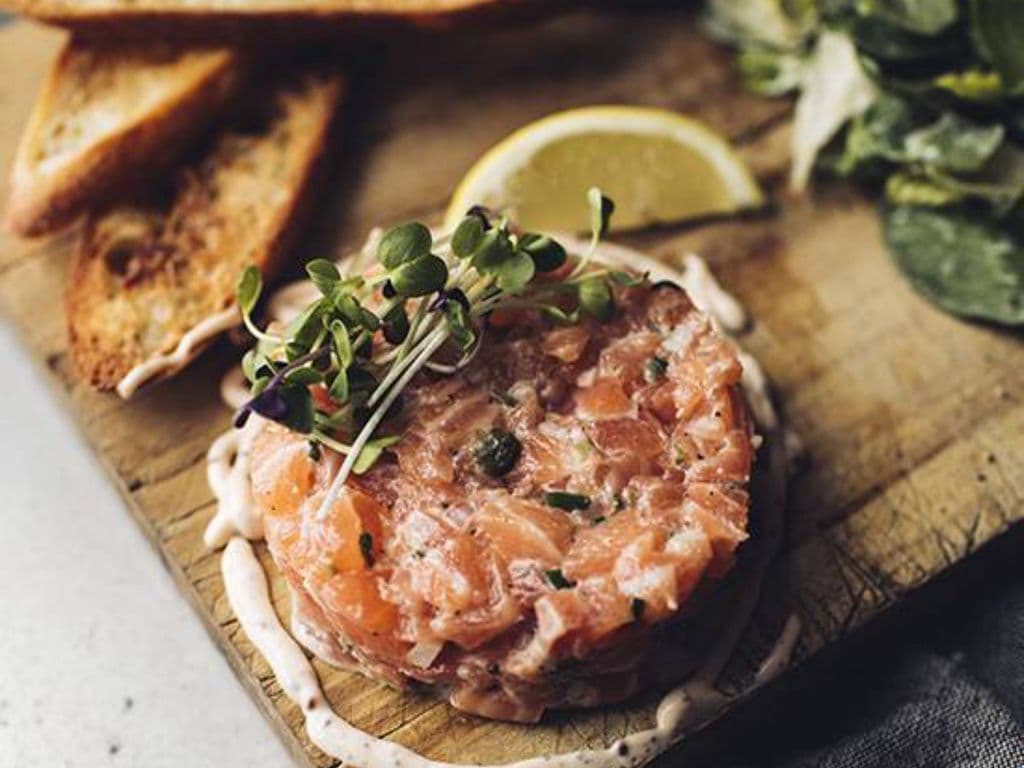 Tartare de saumon (entrée) / Salmon Tartar (Appetizer)
