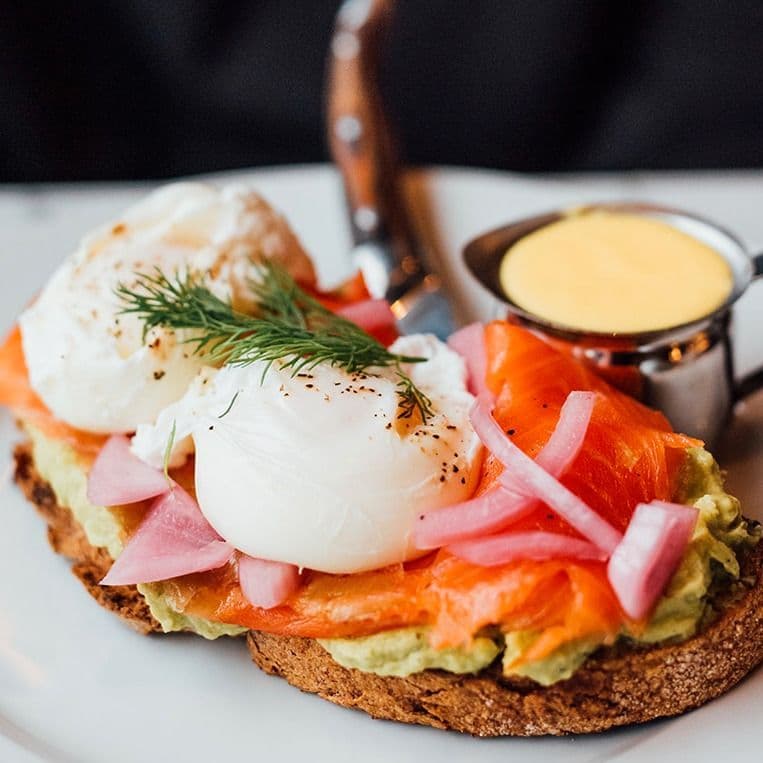 Toast Au L'Avocat Et Saumon Fumé | Smoked Salmon Avo Toast
