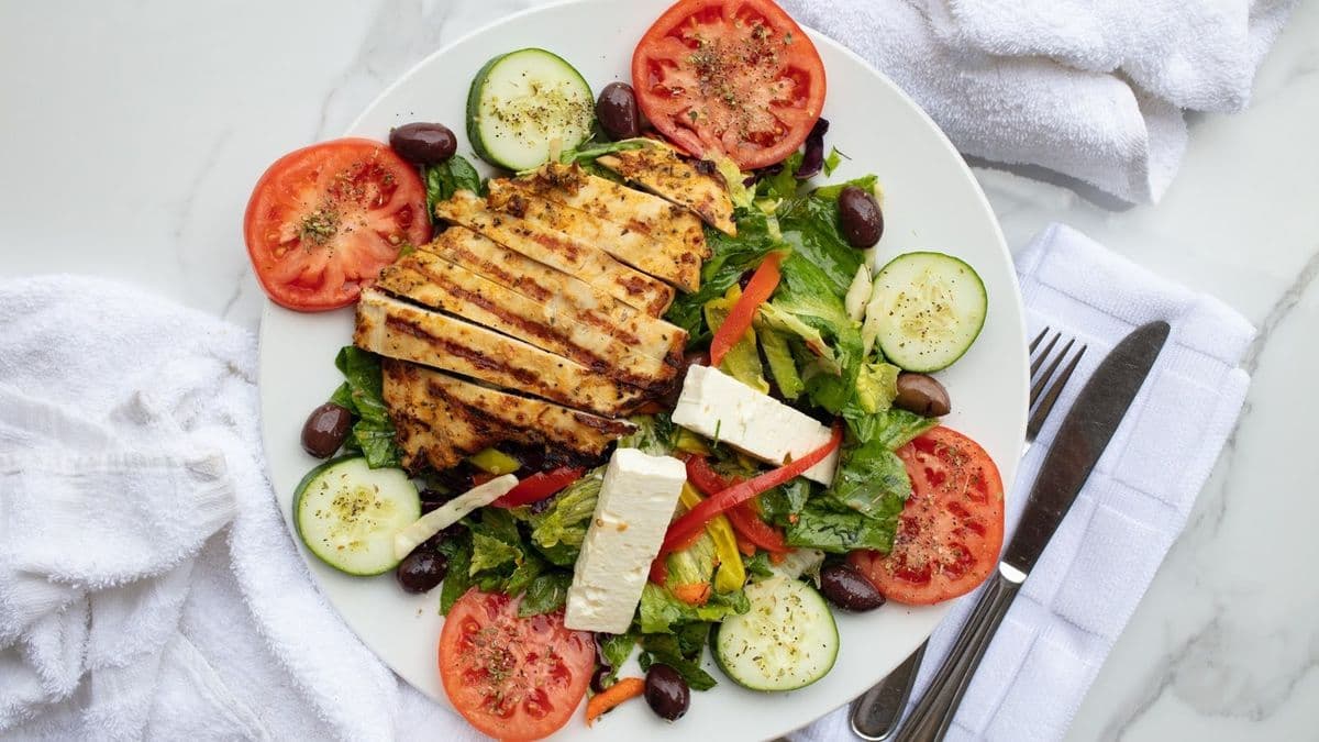 Salade grecque avec poulet grillé / Greek Salad with Grilled Chicken