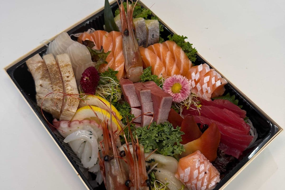 P10. Assorted Sashimi (35 pcs) 刺身拼盤