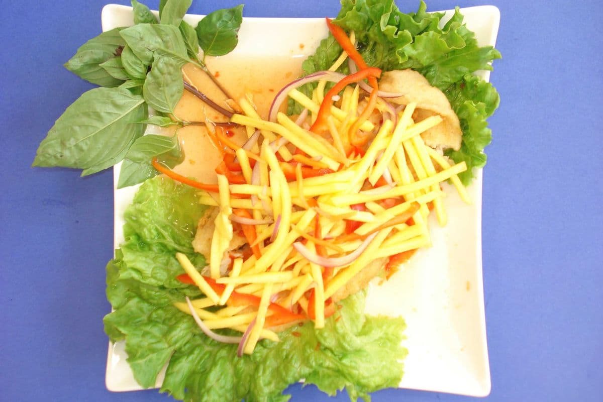 106. Fried Fish with Mango Salad (No Spicy Available)๐ถ