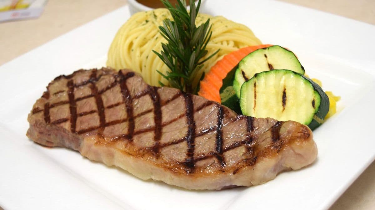 Charbroiled Angus New York Steak (8 oz) 炭燒安格斯紐約牛扒 (8 oz)