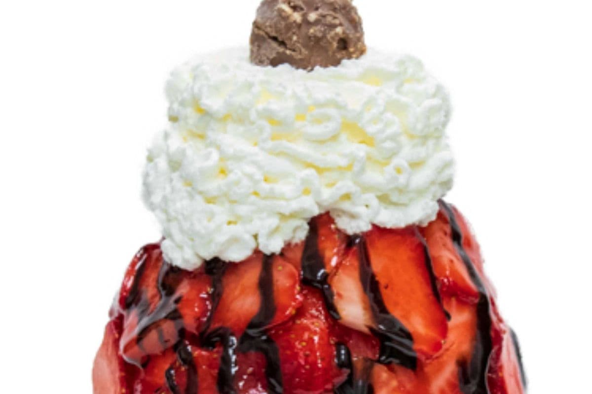 Strawberry Rocher Bingsoo (16 oz)