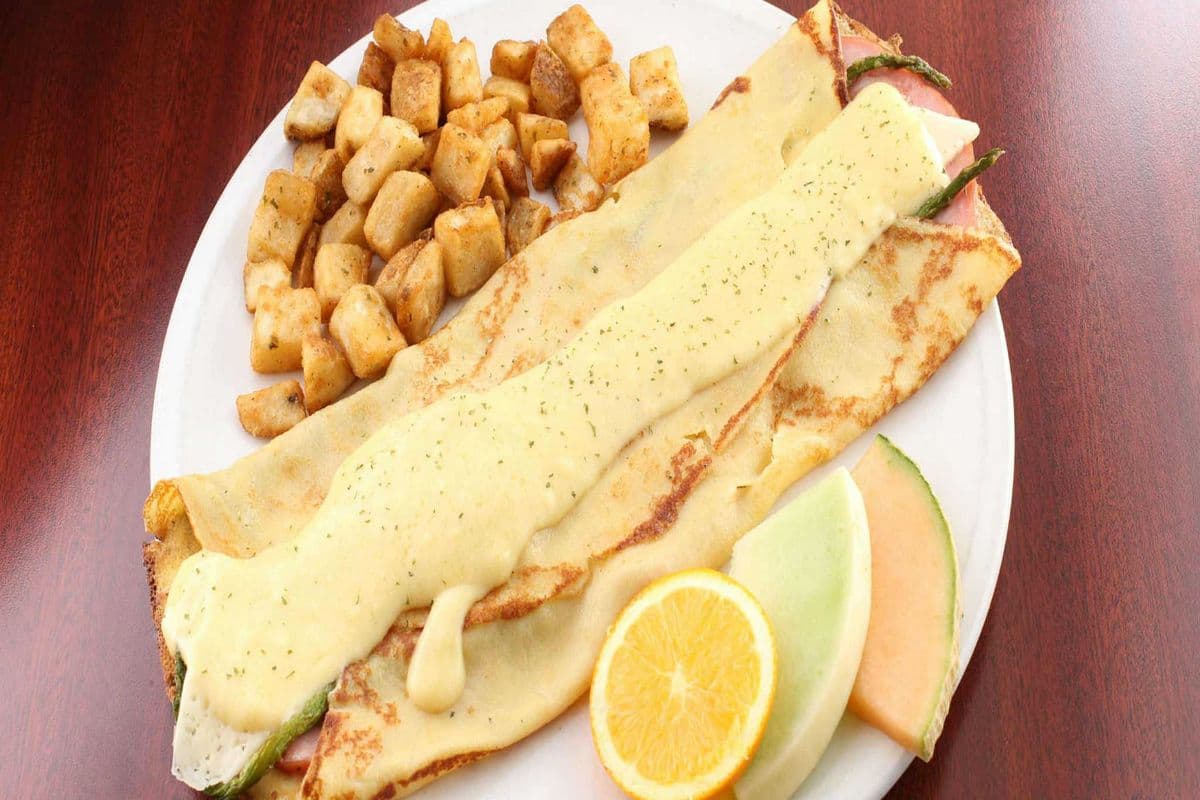 Crêpes victoriennes au jambon, asperges, fromage suisse et sauce hollandaise