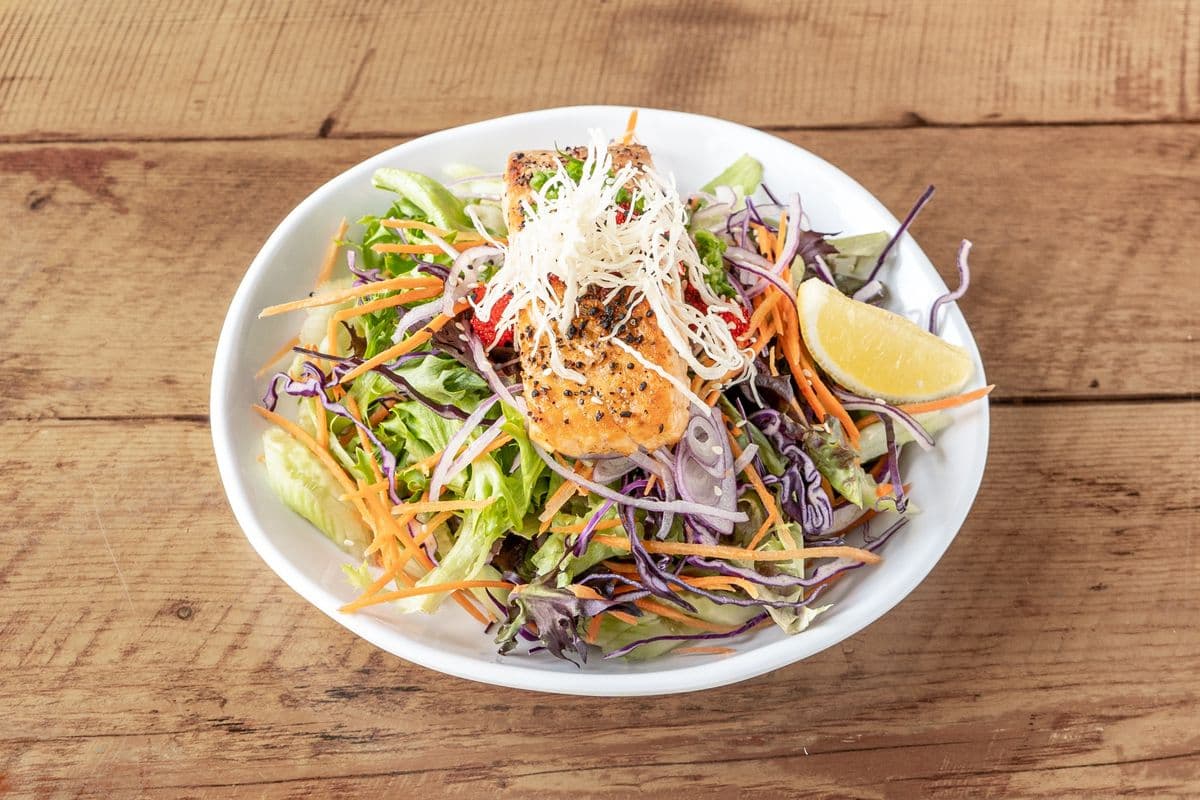 Salade au saumon grillé