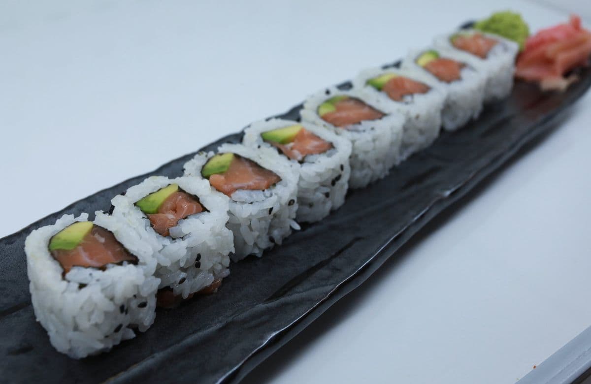 Salmon and Avocado Roll (8pcs)
