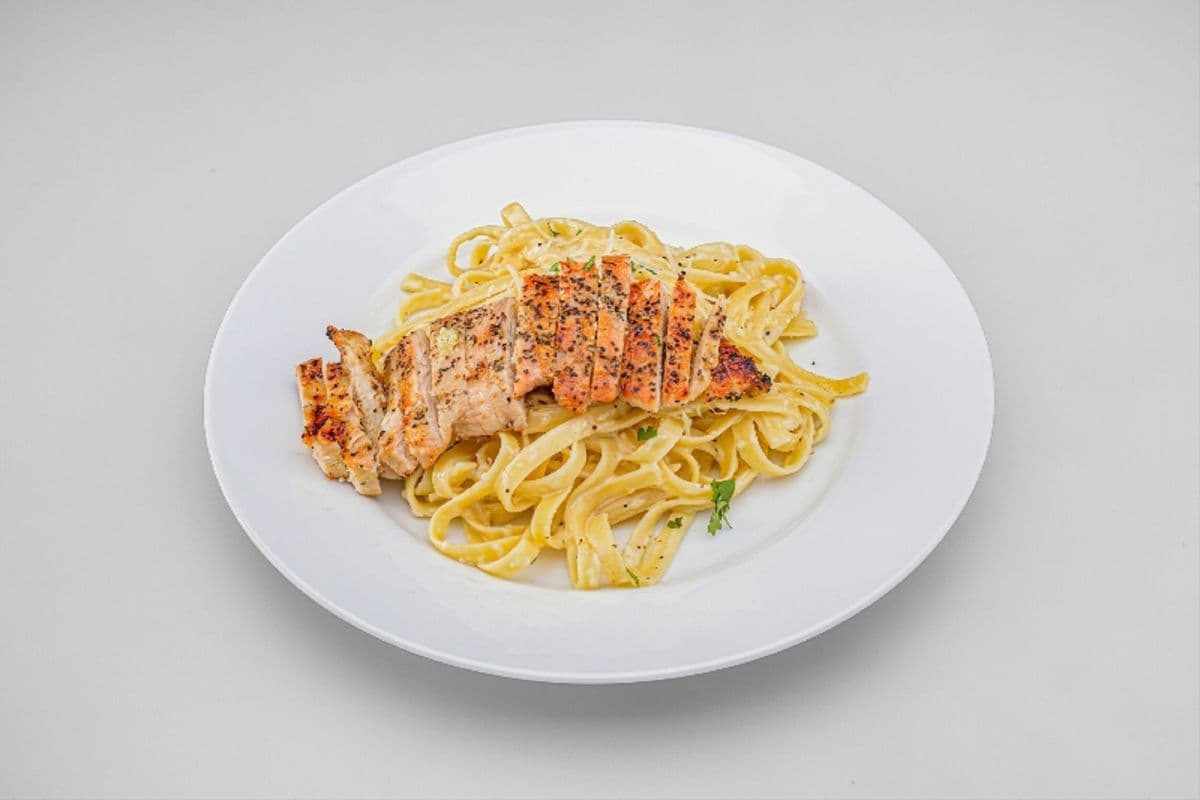 Fettuccini Alfredo with Garlic Chicken