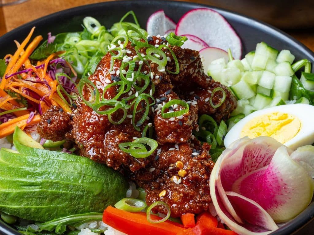Poké au poulet miel épicé / Spicy honey chicken poké