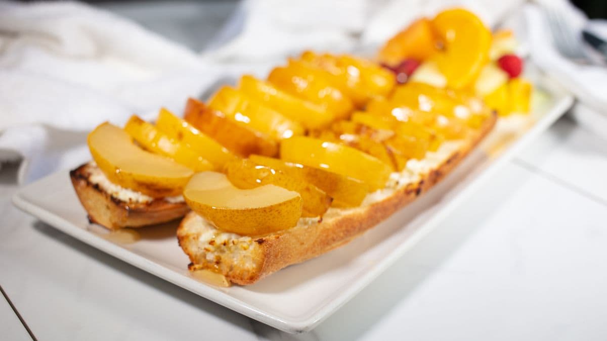 Baguette poire, chèvre et miel / Pear, Goat Cheese, and Honey Baguette