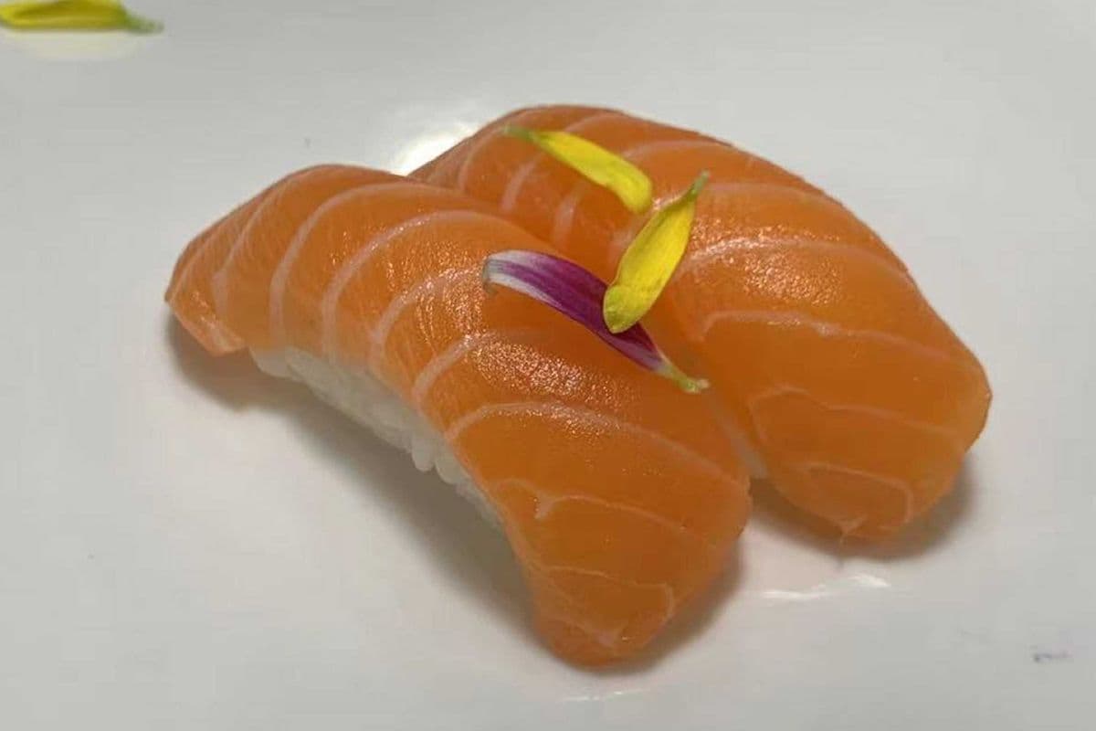 H01. Salmon (2pcs) 三⽂⻥寿司