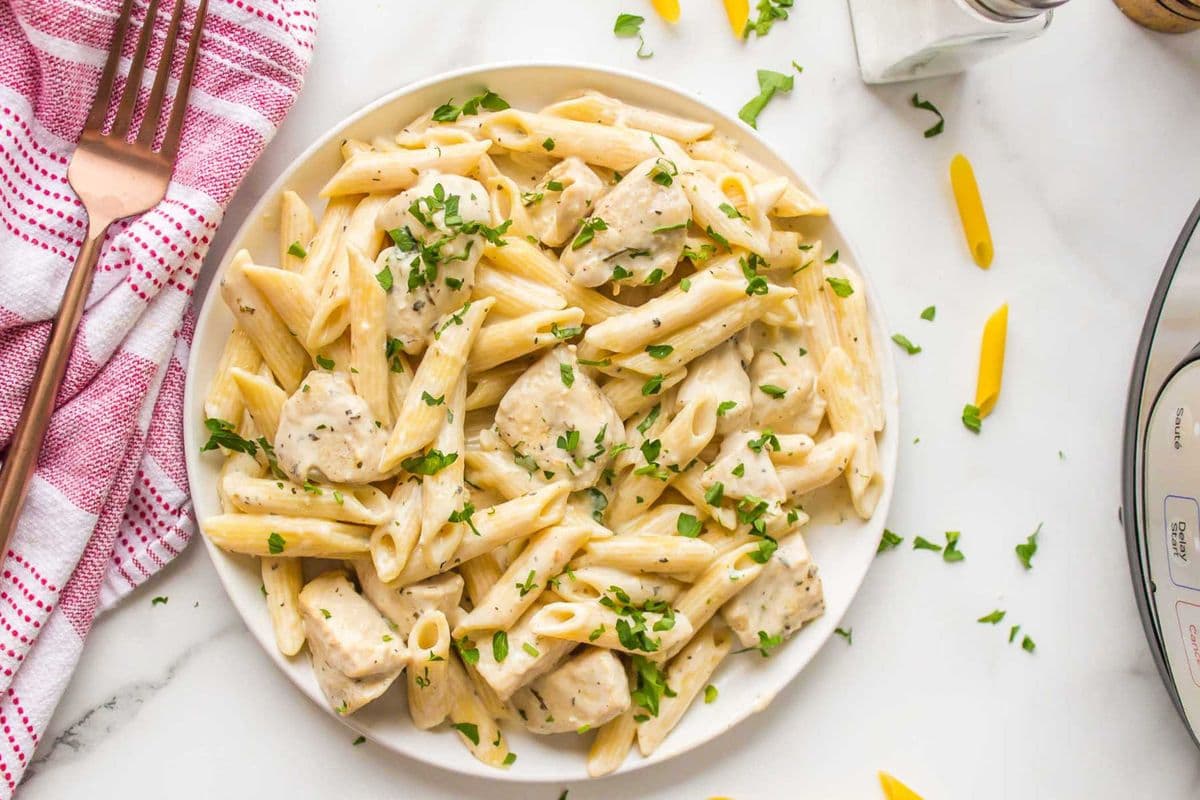 CHICKEN ALFREDO PENNE PASTA