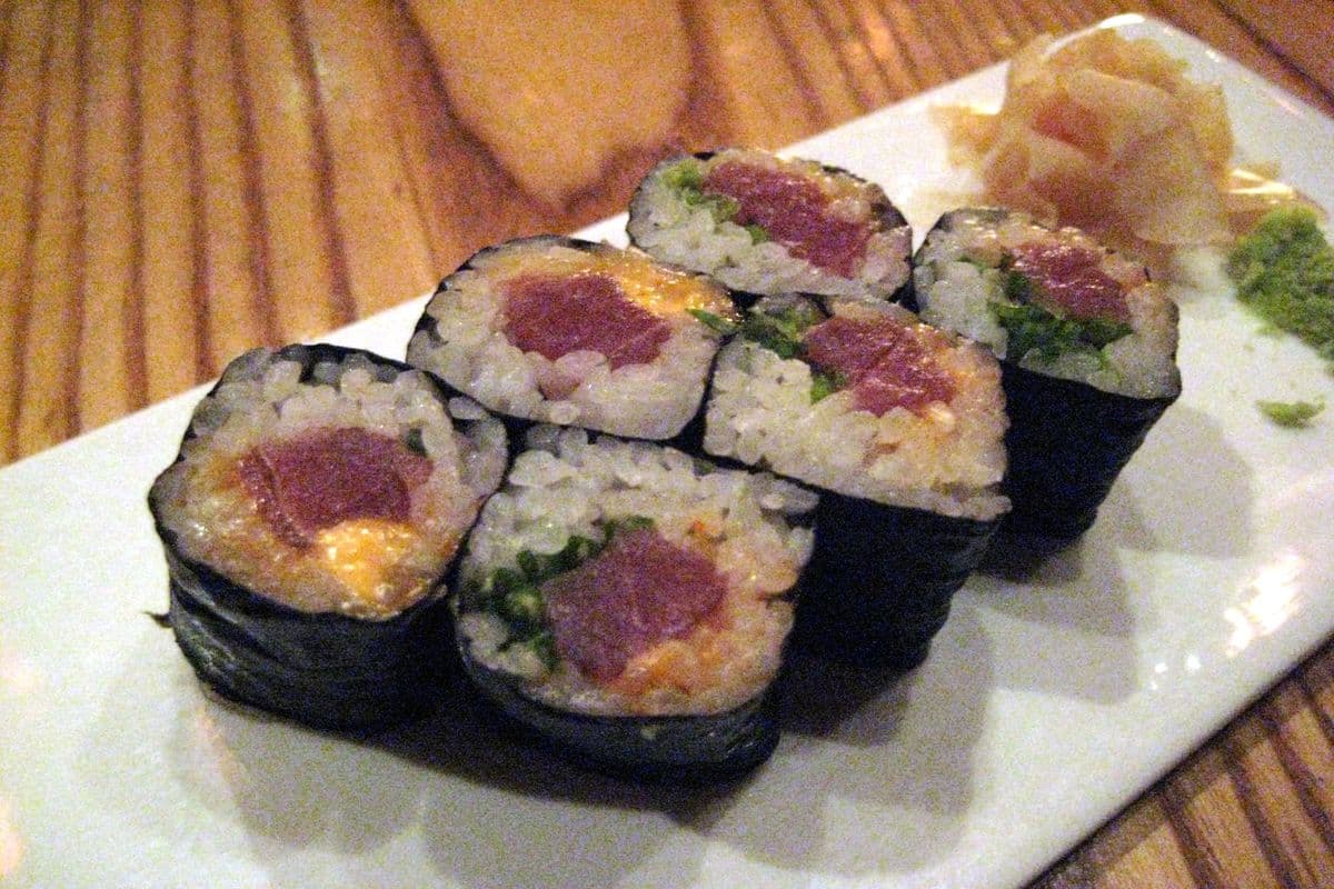 M1. Spicy Tuna or Scallop (6 pcs)