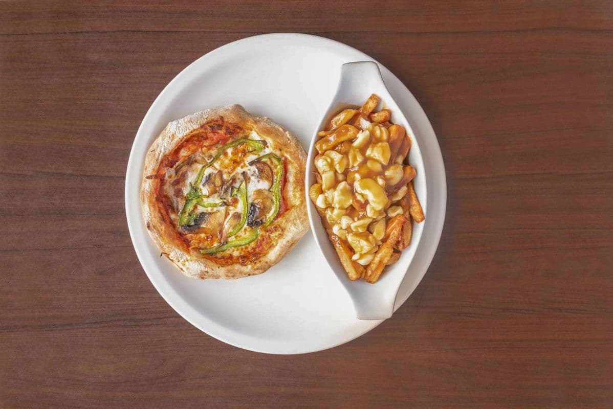 Pizza garnie et poutine / Garnished Pizza and Poutine