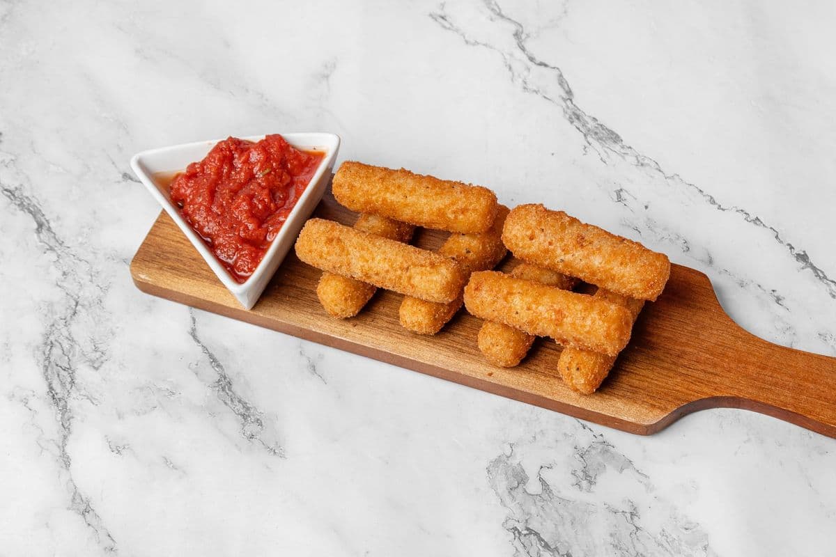 MOZZA STICKS (8 pcs)
