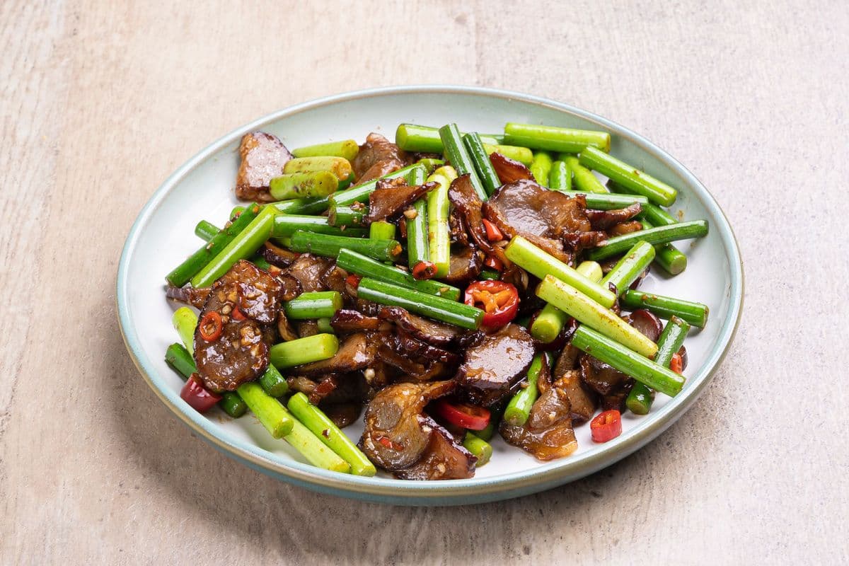 腊肉蒜苔 Smoked Pork Belly with Garlic Moss