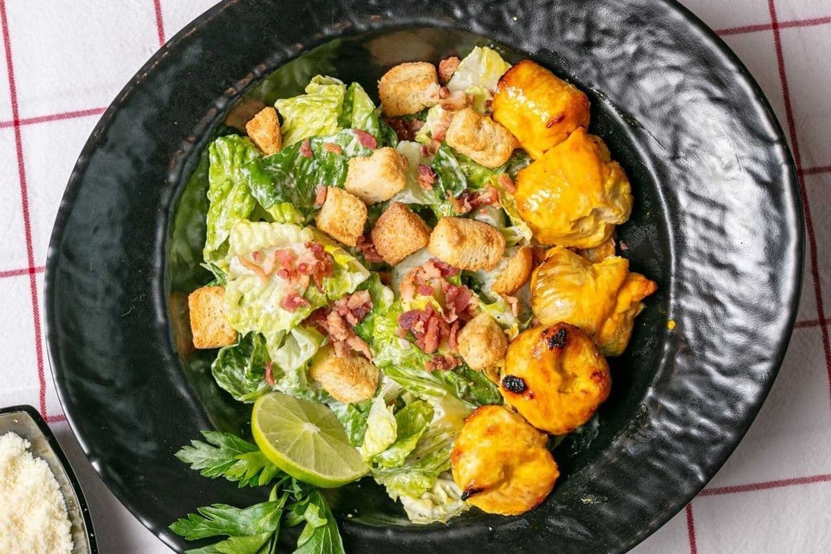Salade césar au filet de poulet mariné au safran / Ceasar Salad with Filet Chicken Marinated Safron