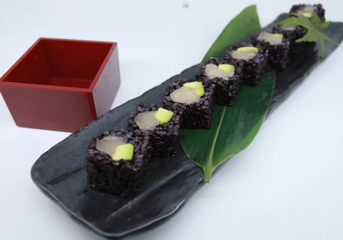 Black Rice Tuna Roll (8pcs)