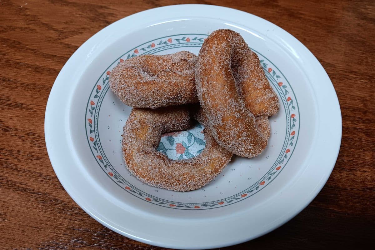 3 Pishki beignets / Donuts
