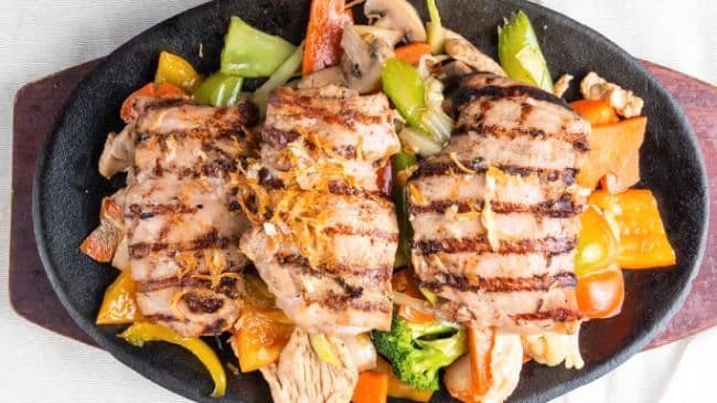 Grésillant avec poulet grillé / Sizzling Stirfried and Grilled Chicken