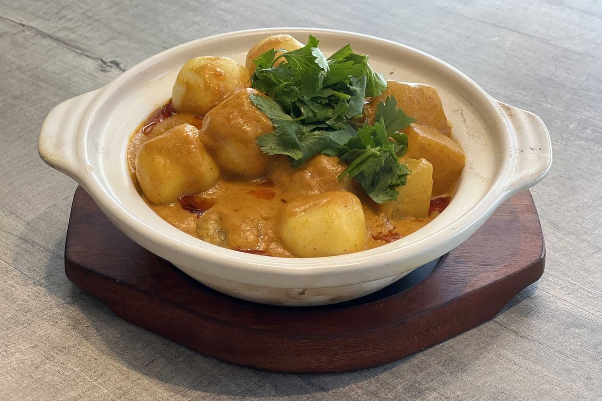 L24. Red Curry w/ Fish Balls , Fried Pork Skins & Diced Raddish 咖喱豬皮蘿蔔魚蛋