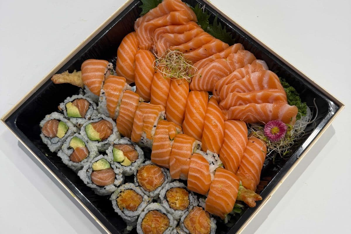 P8. Assorted Salmon Lover (40 pcs) 三文魚拼盤