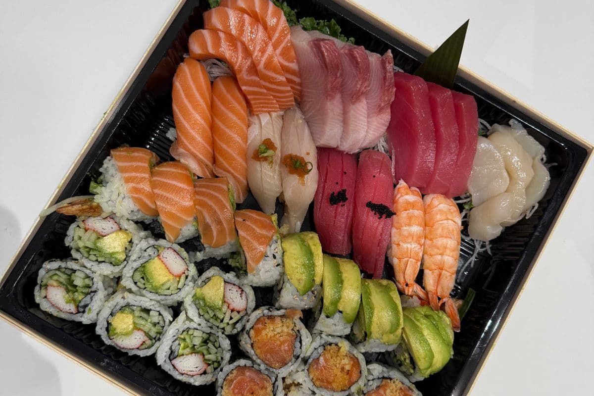 P1. Assorted Sushi, Sashimi, and Roll (40 pcs) 刺身+壽司+卷拼盤