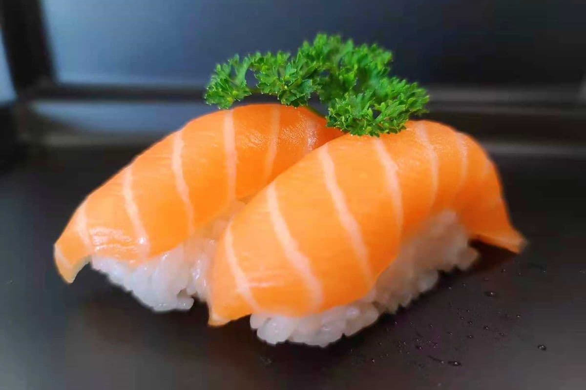 27. Sake Nigiris(salmon) (2 pcs)