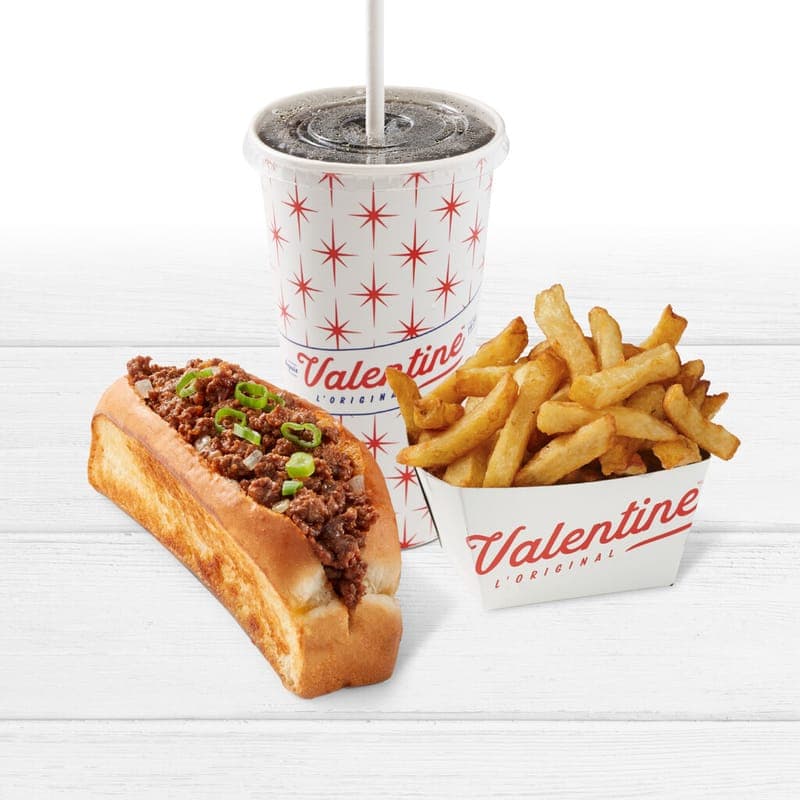 Pain à la viande avec frites / Meat hot dog with fries