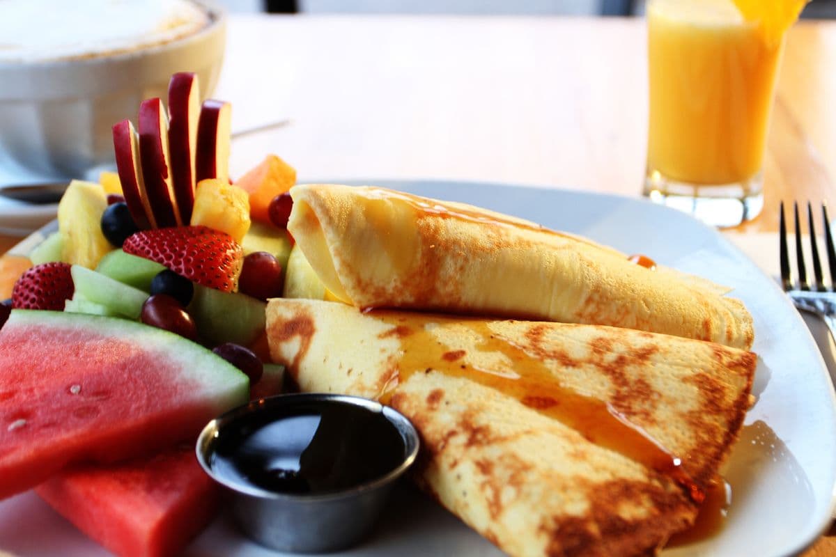 Crêpes au sirop d'érable et salade de fruits / Maple Syrup Crêpe and Fruit Salad