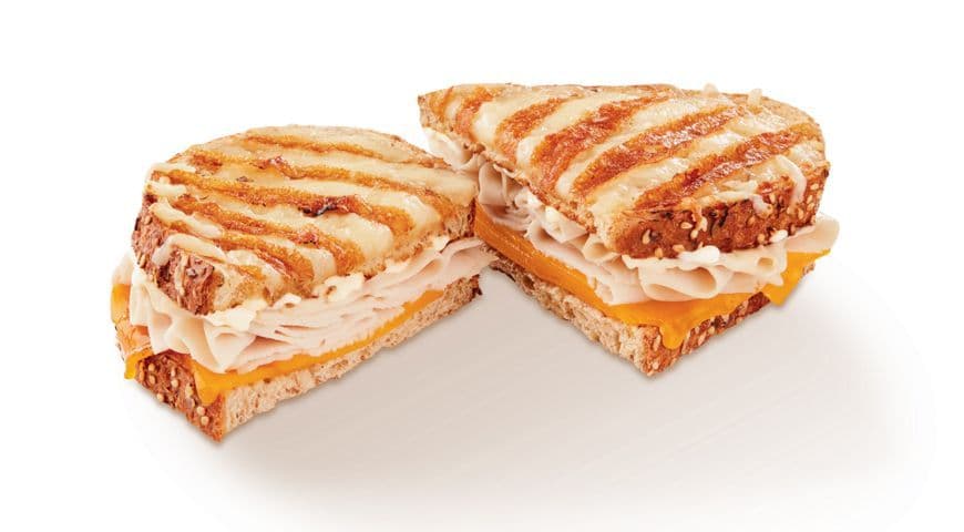 Sandwich gratiné au fromage fondu et à la dinde