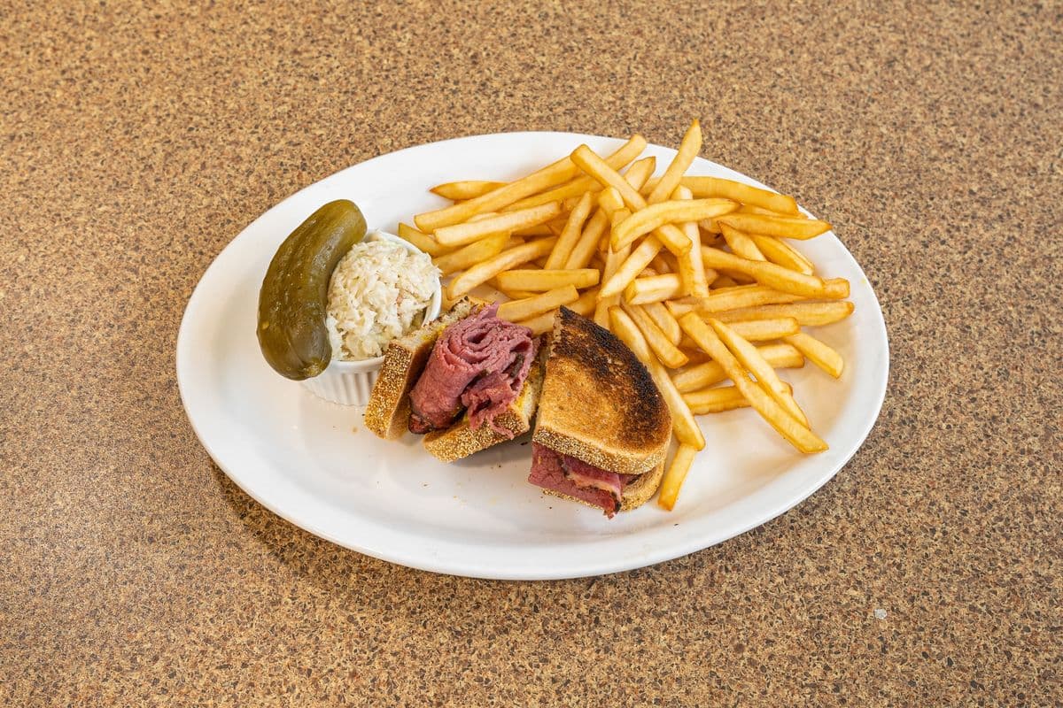 Sandwich viande fumée , frites et 1 breuvage
