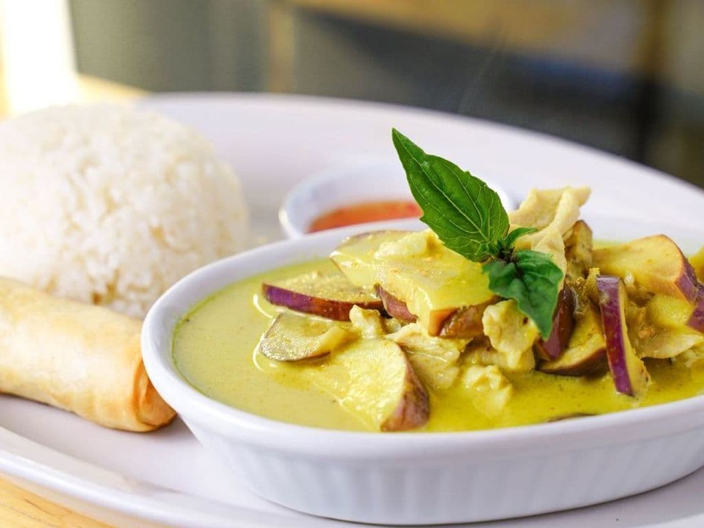 L5G. Green Curry with Eggplants and Basil Leaves