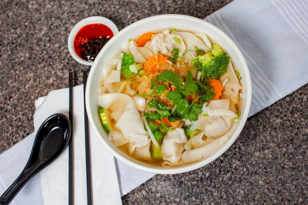 11. Soupe repas wonton avec légumes / Wonton Soup with Vegetables