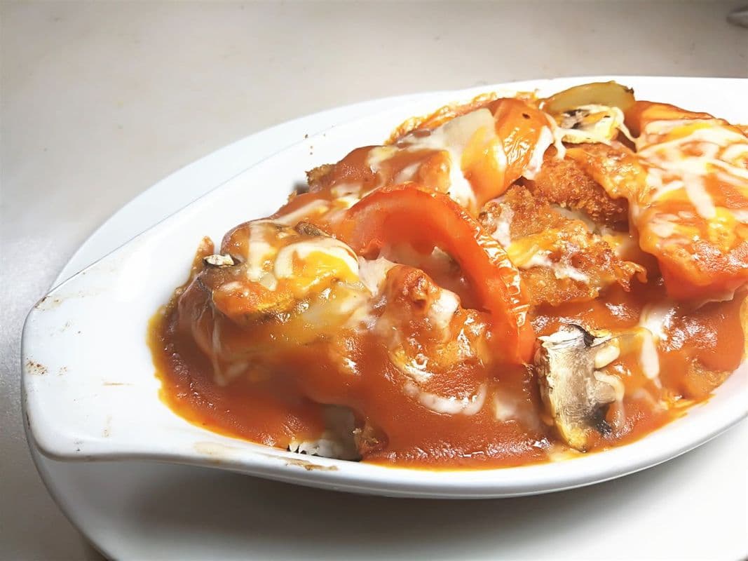 Baked Pork Loin with Tomato Sauce and Cheese on Rice 芝士鮮茄焗豬扒飯