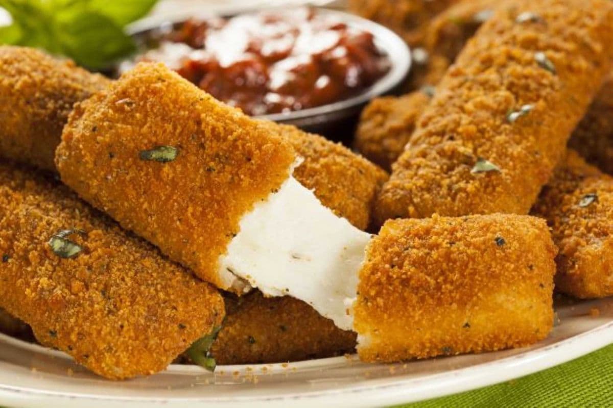 Mozzarella Sticks (6 pcs)