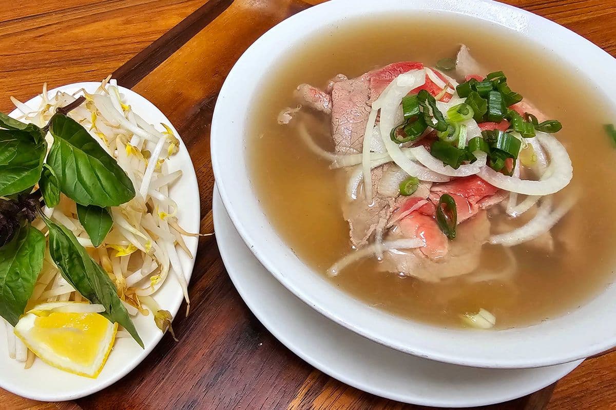 22. Rice Noodle Soup (With medium sliced beef)