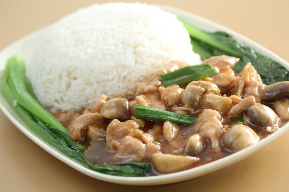 62. Mushrooms with Beef, Ribs or Sliced Pork on Rice 蘑菇牛肉 / 排骨 / 肉片 / 魚骨腩飯