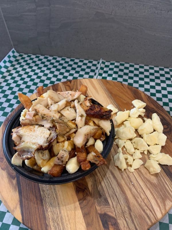 Poutine au poulet grillé / Grilled Chicken Poutine