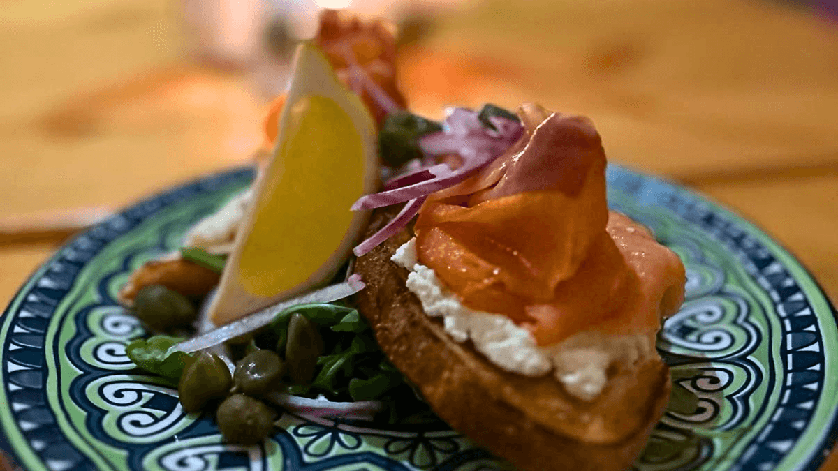 Saumon fumé, Ricotta, Pain Rustique, Câpres, Oignons, Huile d’Olive