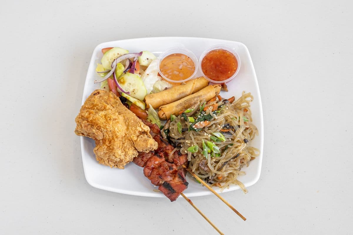 SCJ - Japchae ( Un morceau de poulet, deux rouleaux, deux BBQ et une salade) / Japchae (A piece of chicken, two rolls, two BBQ and a salad) Copy