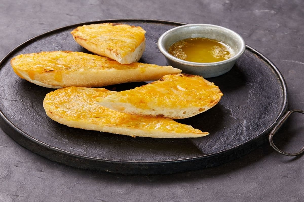 GARLIC CHEESE BREAD
