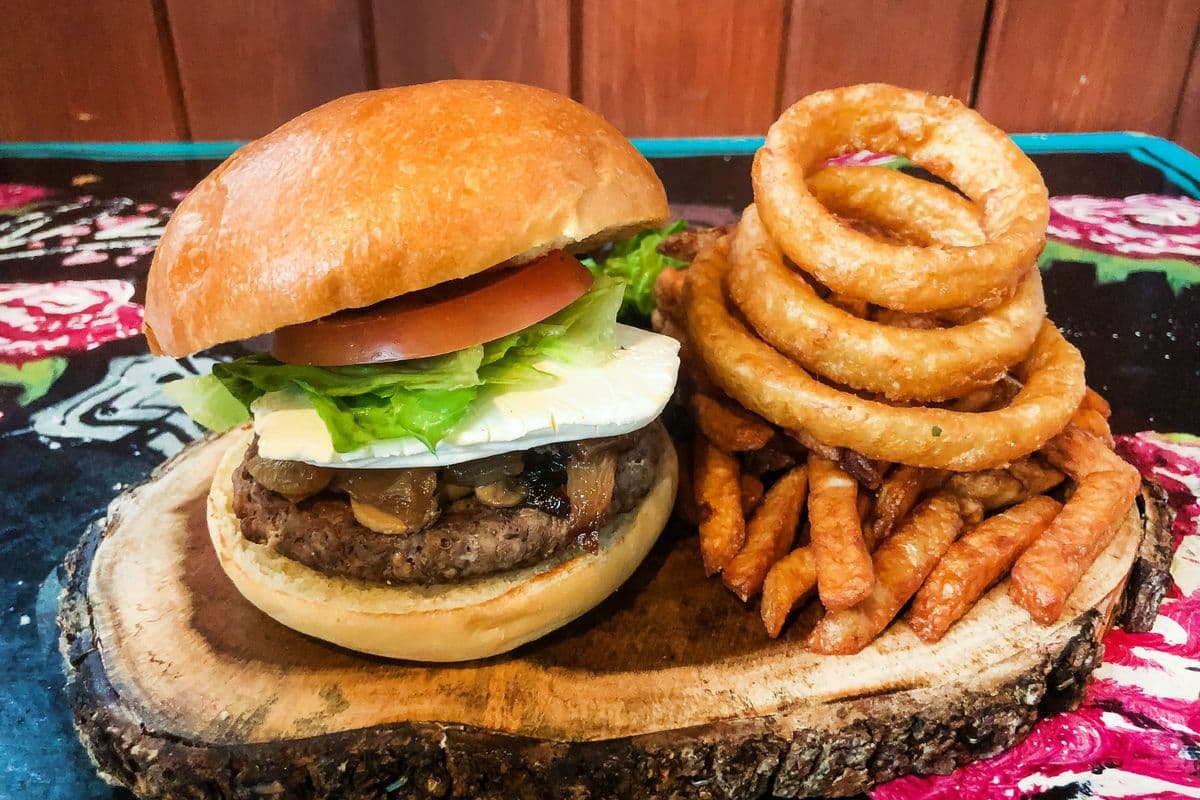 Plat burger blanc-crème / White-Cream Burger Plate